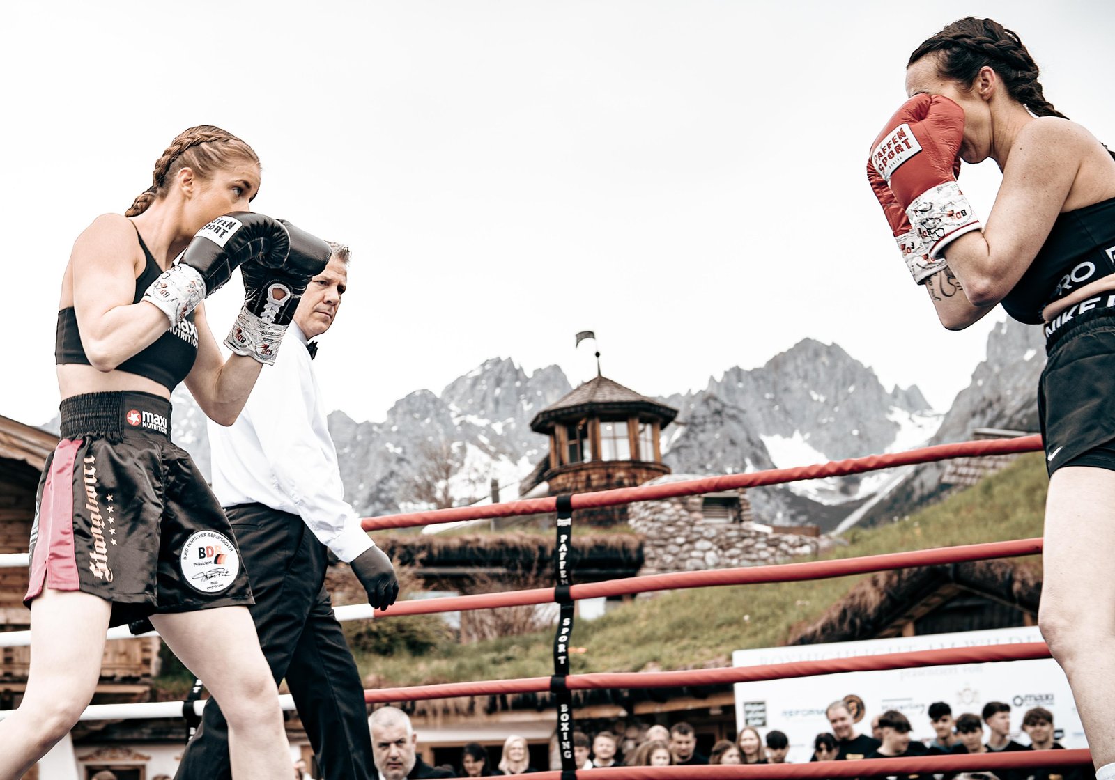 Kampfszene mit Ringrichter